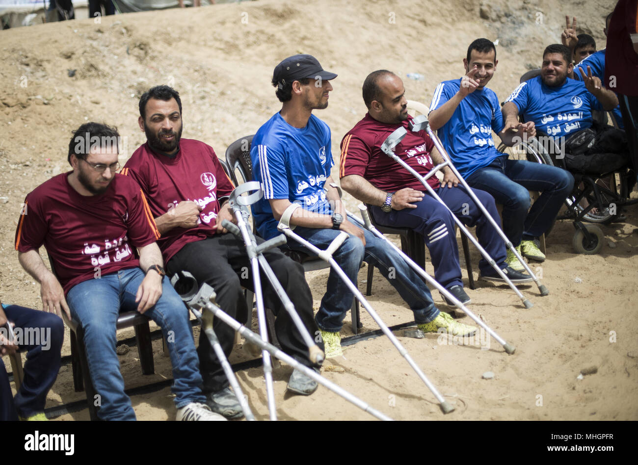 Gaza, Gaza, Palästina. Mai, 2018. Palästinenser mit Behinderungen konkurrieren in der lokalen Volleyball Spiel von Al-Jazira Club in Gaza organisiert, am 1. Mai 2018. Credit: Mahmoud Issa/Quds Net News/ZUMA Draht/Alamy leben Nachrichten Stockfoto