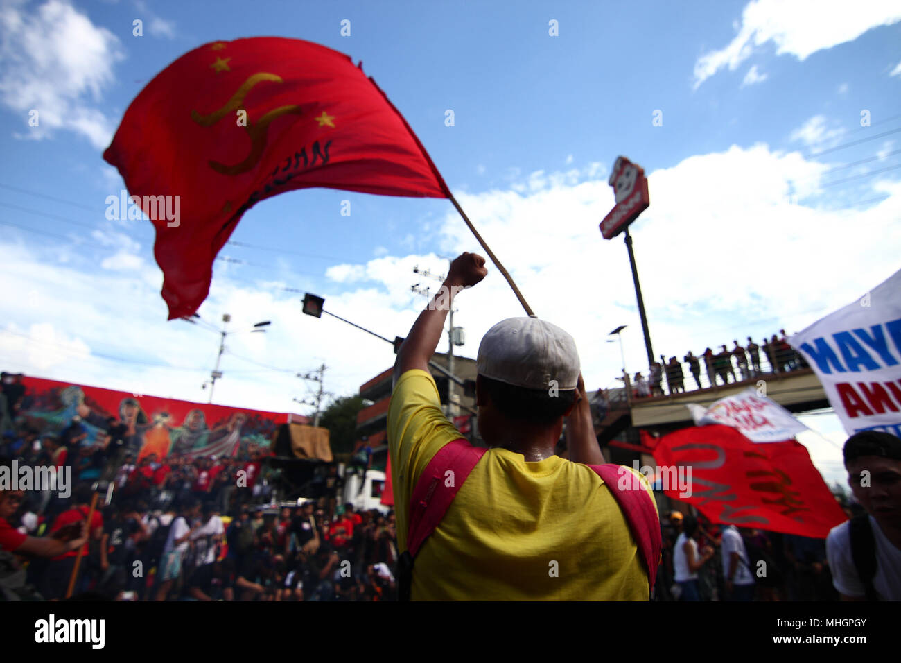 Manila, Philippinen. Mai, 2018. Arbeitnehmer Allianzen marschierten zum Mendiola in Manila, wie sie für den Schutz der Arbeitskräfte vor unlauteren Praktiken nennen. Sie riefen auch dazu auf, das Ende der contractualization im Land. Präsident Duterte unterzeichneten heute die Executive Order contractualization, aber immer noch über die Legislative, die Arbeitsgesetze zu ändern, zu beenden. Credit: SOPA Images Limited/Alamy leben Nachrichten Stockfoto