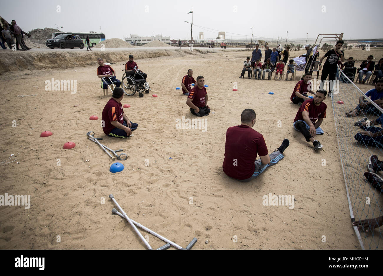 Gaza, Gaza, Palästina. Mai, 2018. Palästinenser mit Behinderungen konkurrieren in der lokalen Volleyball Spiel von Al-Jazira Club in Gaza organisiert, am 1. Mai 2018. Credit: Mahmoud Issa/Quds Net News/ZUMA Draht/Alamy leben Nachrichten Stockfoto