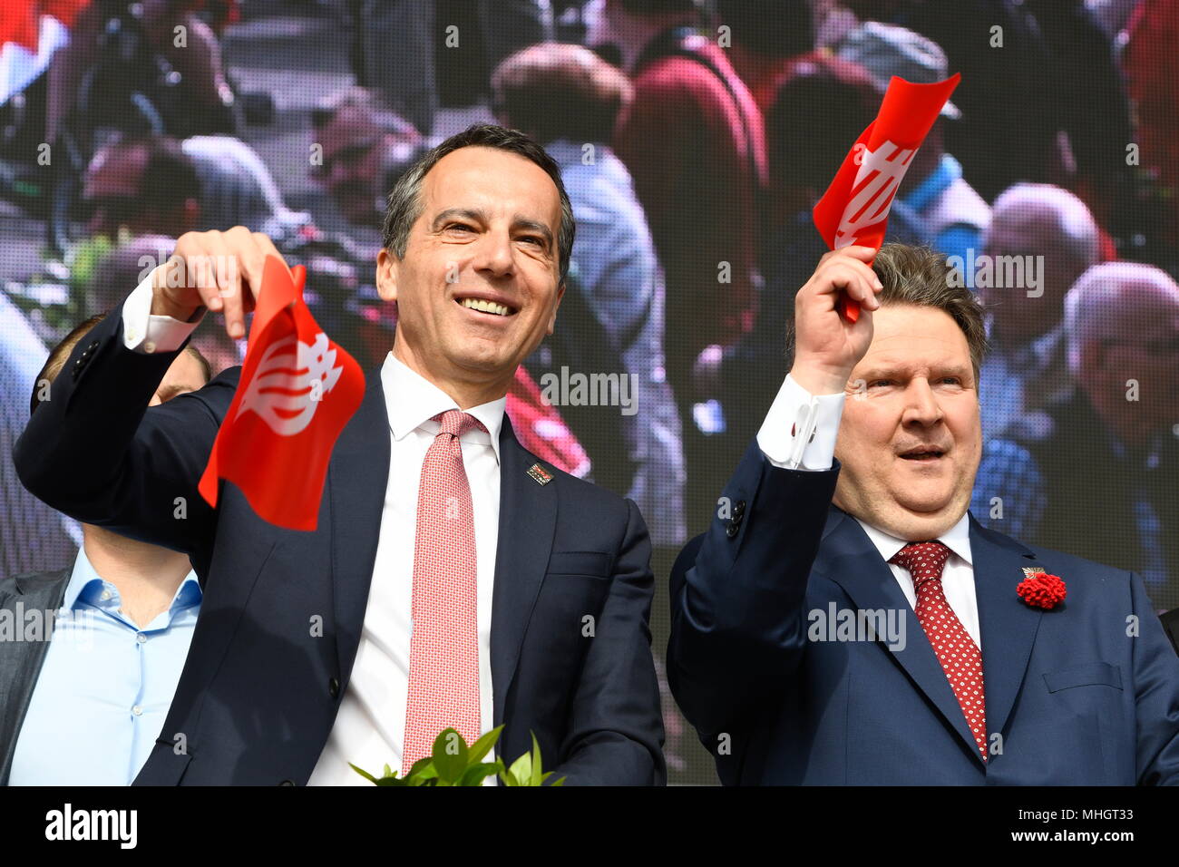 Wien, Österreich. 1. Mai 2018. Mai Rallye der SPÖ (Sozialdemokratische Partei Österreichs) unter dem Motto "Zeit für mehr Solidarität" . Alle 23 Wiener Bezirksorganisationen und zahlreiche freundliche Organisationen zogen auf den Wiener Rathausplatz. Das Bild zeigt Parteiführer und Bundeskanzler Christian Kern (L) und SPÖ Wiener Vorsitzender, stadtrat Michael Ludwig (R). „Kredit: Franz Perc / Alamy Live News Stockfoto