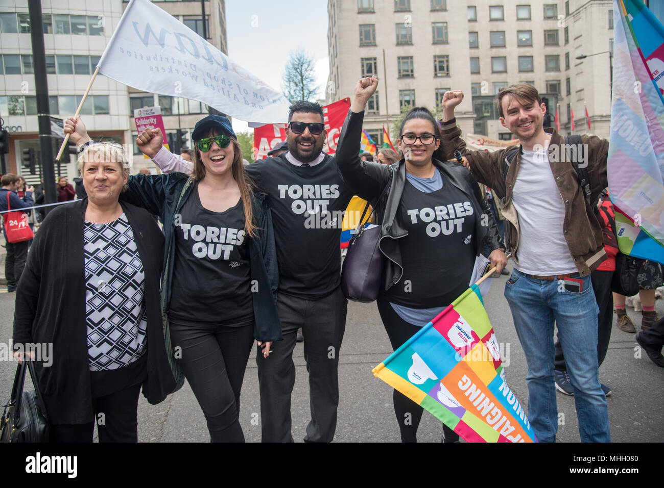 London, Großbritannien. Mai, 2018. Der jährliche Tag der März und Kundgebung zum 1. Mai 2018 in London. Tausende von Menschen in London Mai Tag März und Kundgebung auf dem Trafalgar Square. Seit 1890 Mai Tag gefeiert hat in der ganzen Welt als Tag der Solidarität der Arbeiterklasse. In vielen Ländern Veranstaltungen statt, am 1. Mai, sondern in Newcastle im März und Rallye hat für viele Jahre auf dem Samstag der frühen May Bank Holiday Wochenende statt. Credit: Siehe Li/Alamy leben Nachrichten Stockfoto
