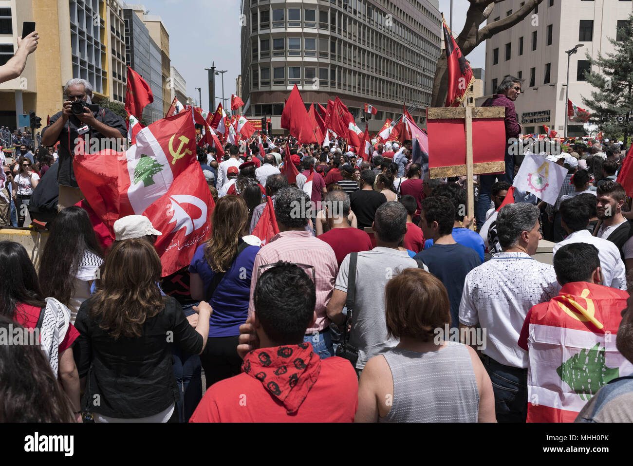 Beirut Libanon Mai 2018 Mitglieder Der Libanesischen Kommunistischen Partei Und Anderen Arbeitnehmer Rechte Gruppen Marz In Beirut Zur Feier Des Internationalen Tag Der Arbeit Credit Antoine Abou Diwan Sopa Images Zuma Draht Alamy Leben