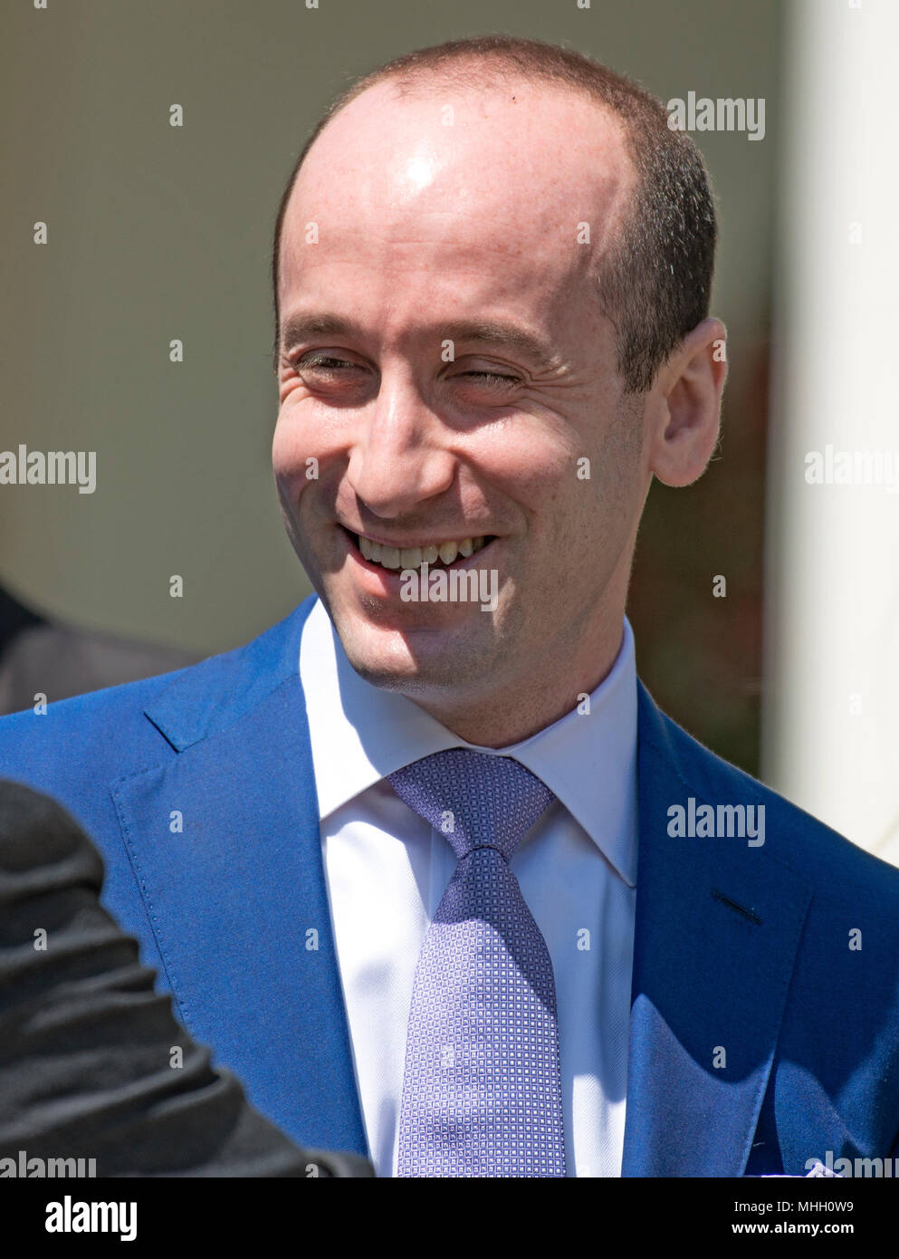 Weiße Haus Senior Advisor für Politik Stephen Miller vor der Ankunft des Präsidenten der Vereinigten Staaten Donald J. Trumpf, der der Commander-in-chief's Trophy an die US-Militärakademie Fußballmannschaft im Rosengarten des Weißen Hauses in Washington, DC am Dienstag, den 1. Mai 2018 vorlegen wird. Der Commander-in-chief's Trophy ist für den Gewinner des jährlichen Army-Navy Fußball Spiel, welches am Lincoln Financial Field in Philadelphia, Pennsylvania, am 9. Dezember 2017 gespielt wurde. Die Armee schwarzen Ritter schlagen die Navy Midshipmen 14 - 13. Credit: Ron Sachs/CNP/MediaPunch Stockfoto