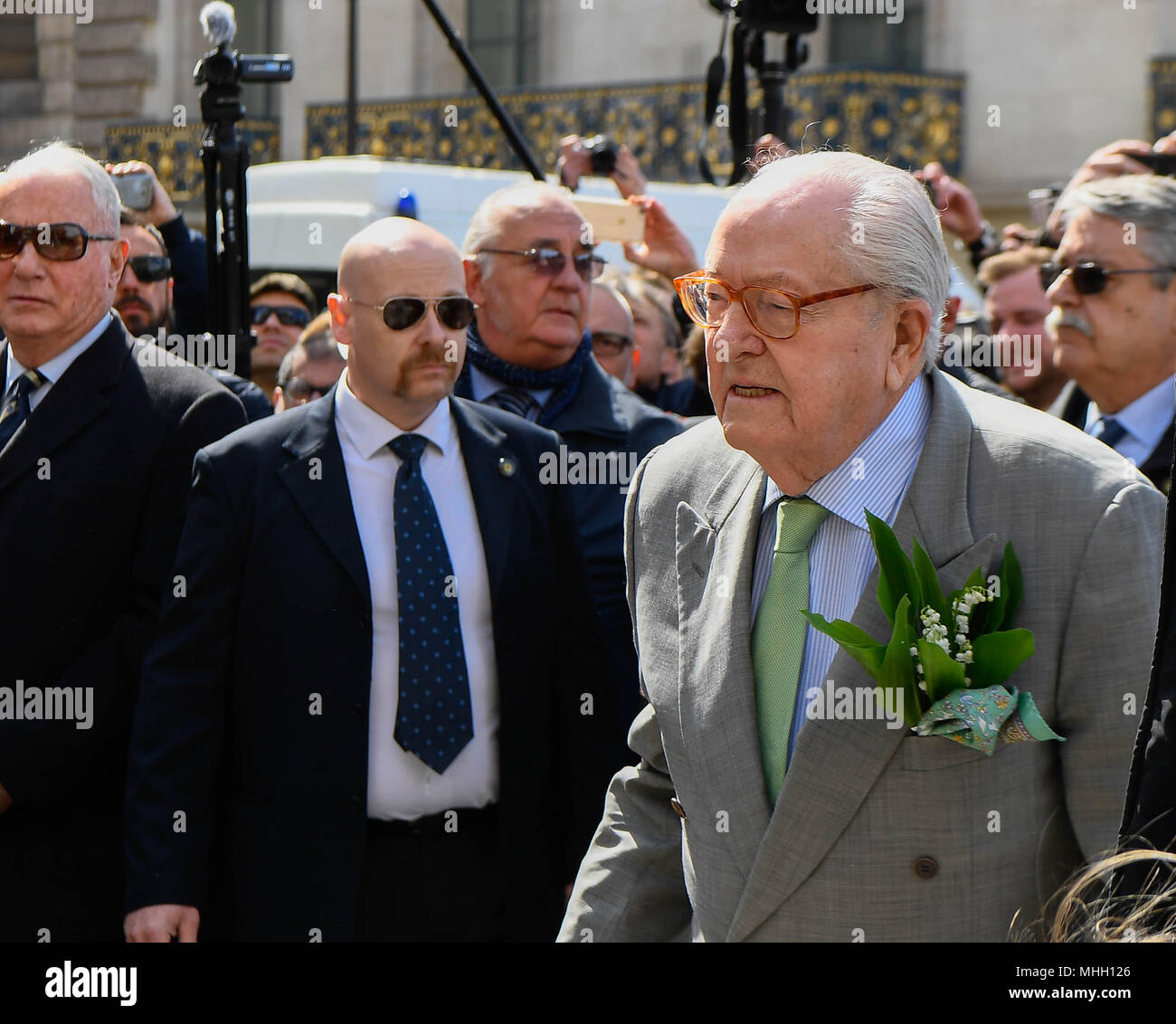 Paris Frankreich Mai 2018 Jean Marie Le Pen An Der Statue Von Jeanne D Arc Wahrend Einem Tag In Paris Frankreich Am 1 Mai 2018 Quelle Avenir Bilder Alamy Leben Nachrichten Stockfotografie Alamy