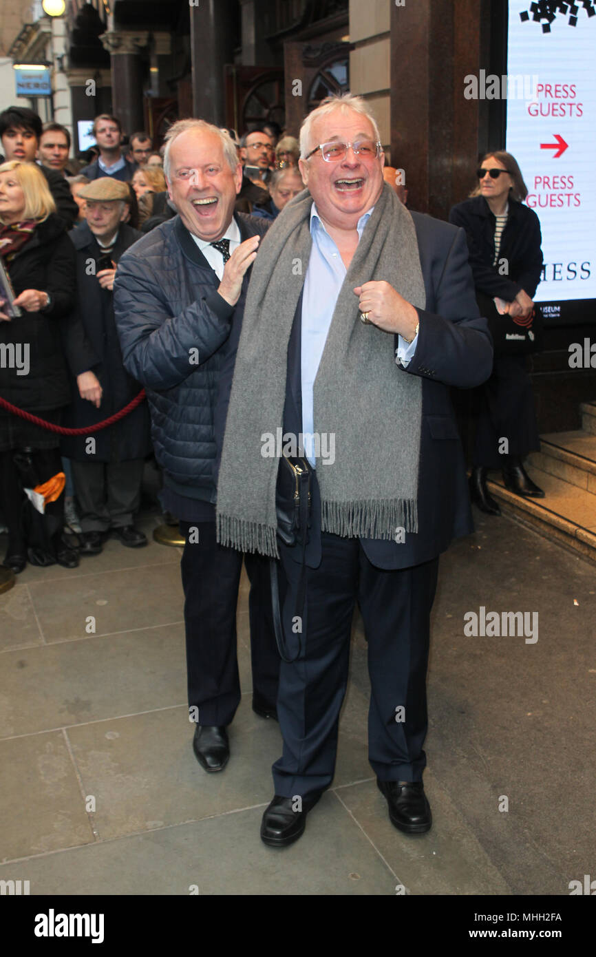 London, UK, 1. Mai, 2018. Gyles Brandreth und Christopher Biggins besuchen Schach musikalische öffnung Nacht im London Coliseum Credit: WFPA/Alamy leben Nachrichten Stockfoto