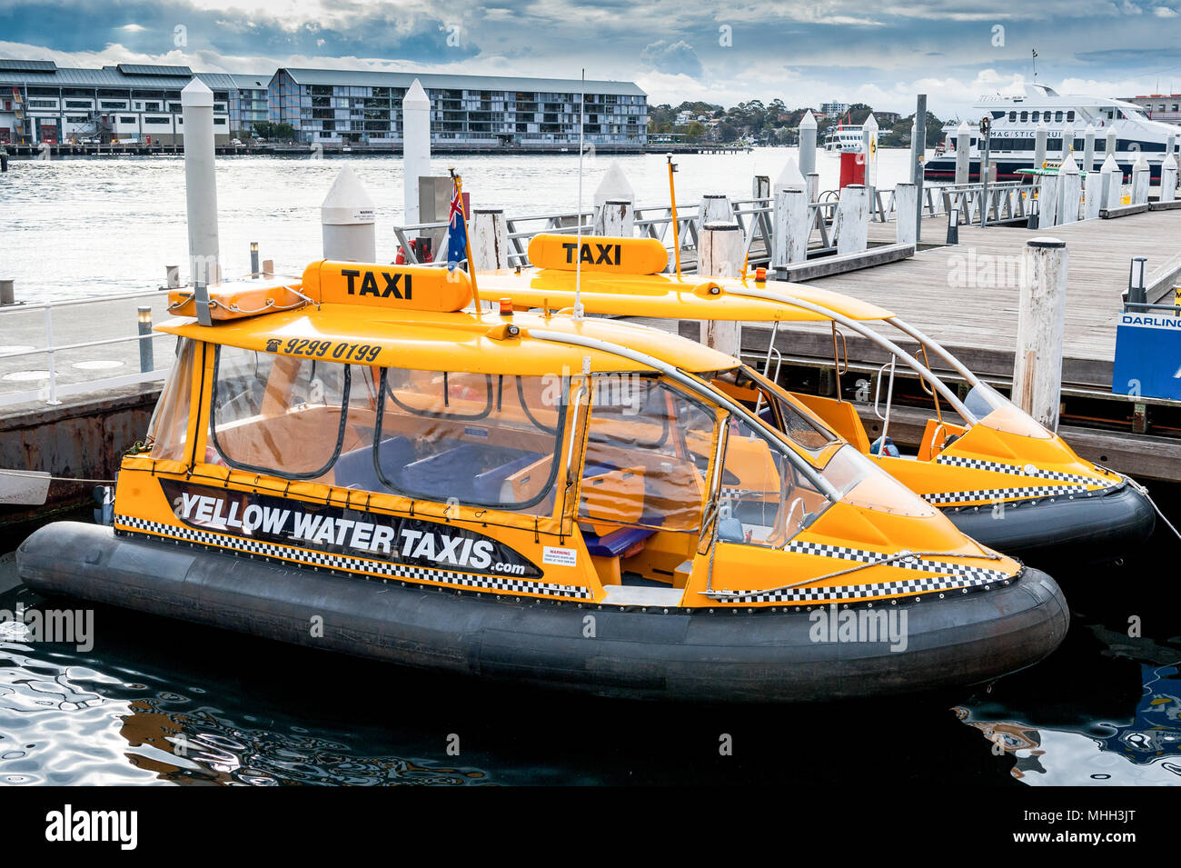 Gelbe Taxis in Darling Harbour in Sydney, New South Wales, Australien. Stockfoto