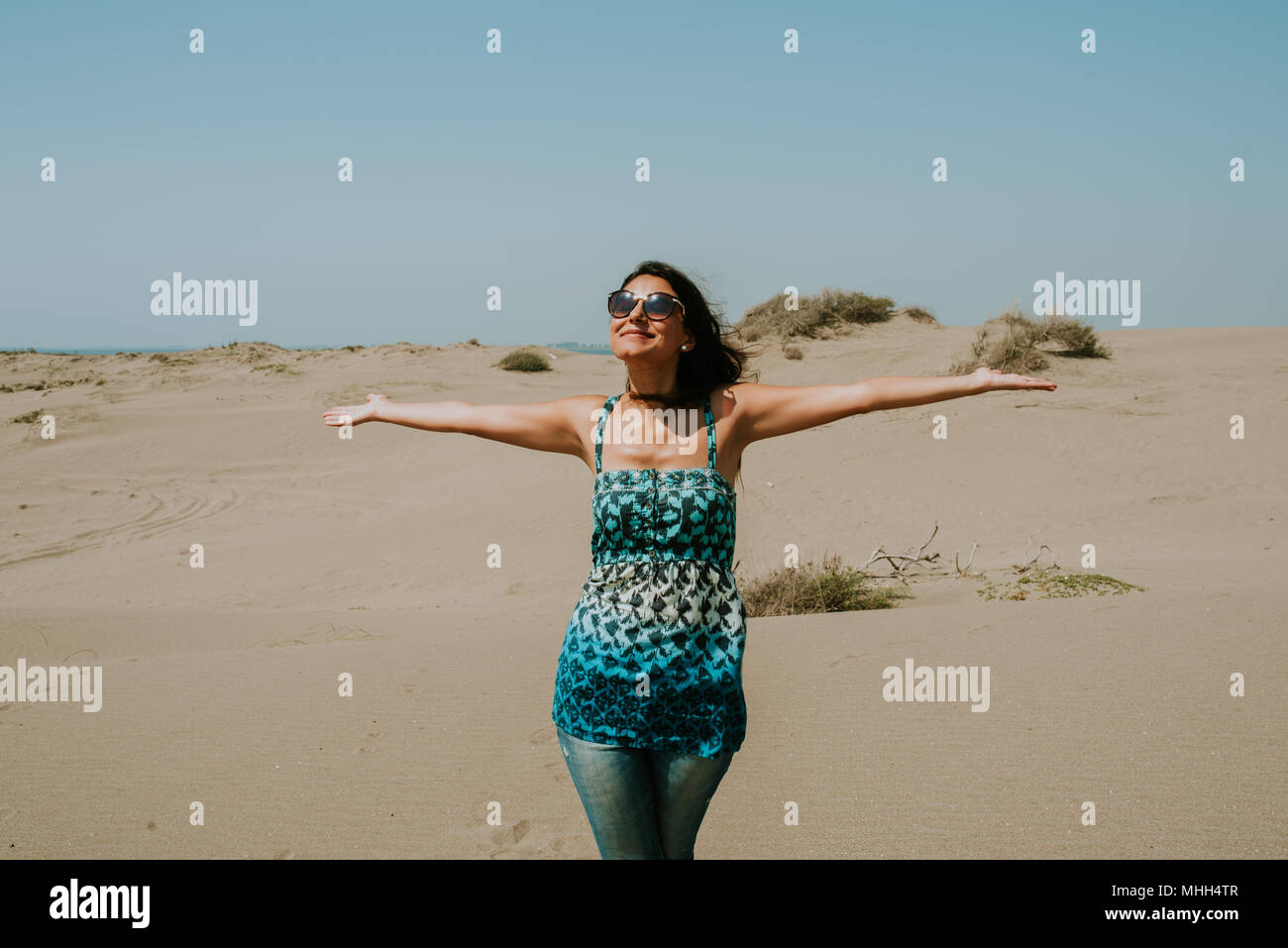 Reisen, Sommerferien, Reise und Personen Konzept - glückliche junge Frau Sonnenbrille tragen und genießen Sonne. Stockfoto