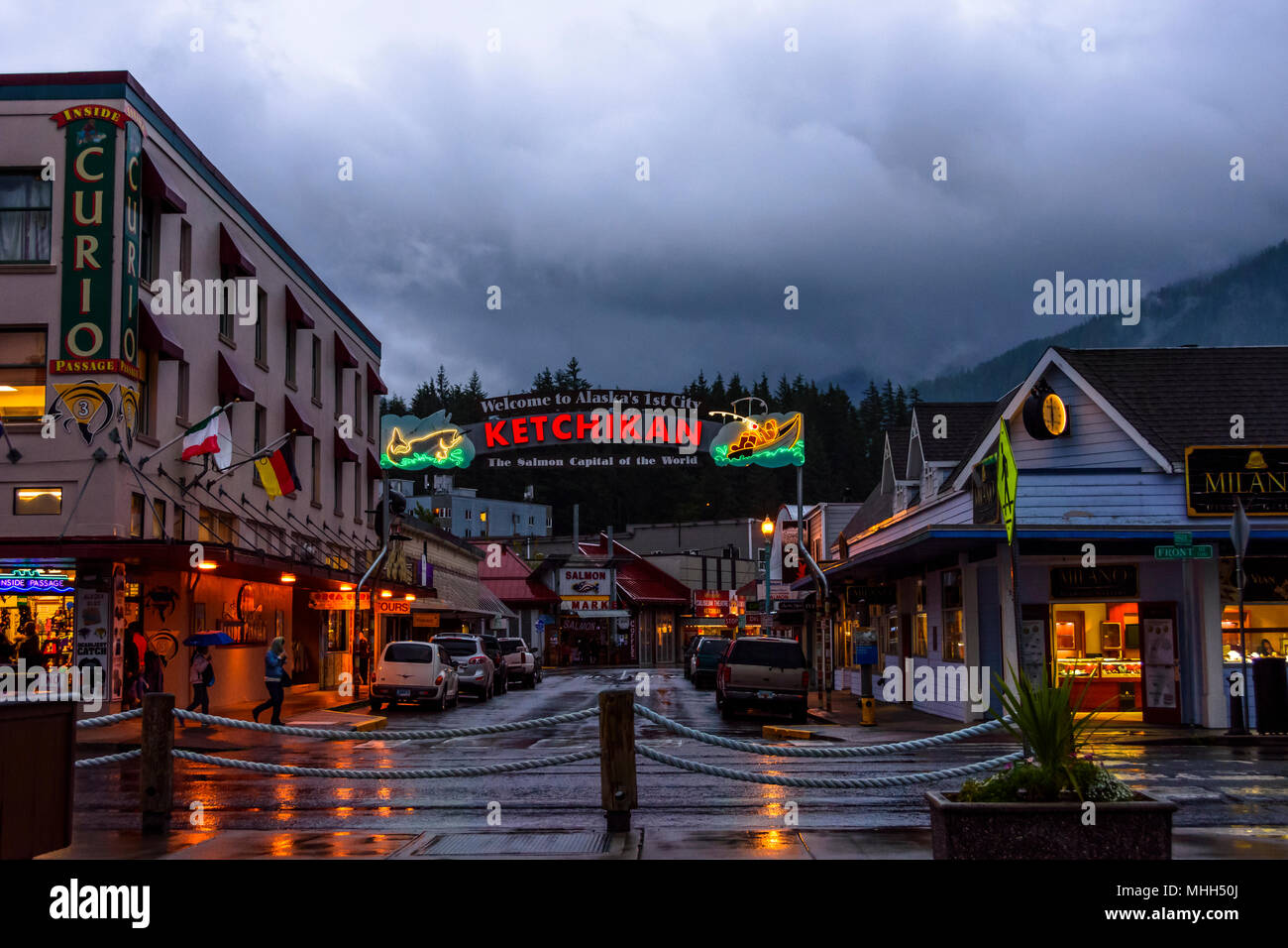 Ketchikan Stadt in Alaska. Alte hölzerne Häuser und Geschäfte in der Nacht. Stockfoto