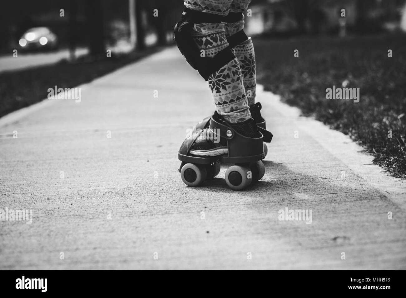 Inline Skates an den Füßen von einem Kleinkind Mädchen. Stockfoto