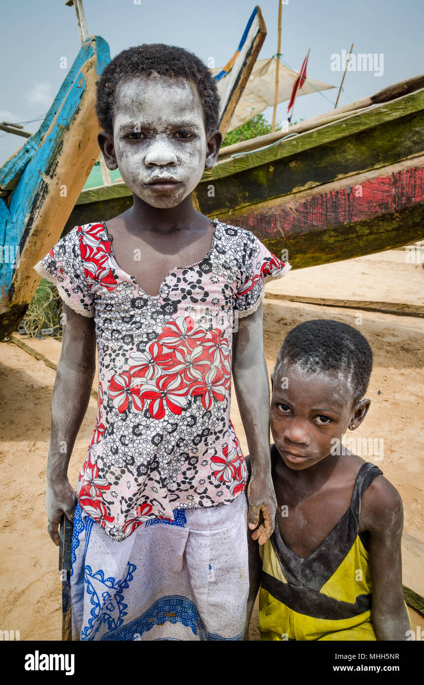Weißer mann aus afrikanischen mädchen