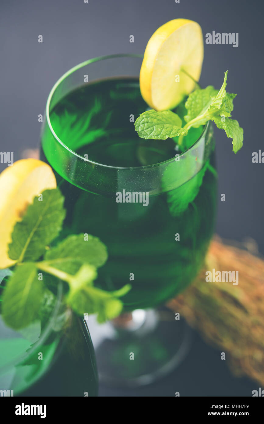 Grüne KHUS Sharbat oder Vetiver Gras extrahieren oder Chrysopogon zizanioides in hohes Glas mit mint Blatt serviert, im Sommer erfrischendes Getränk von der I Stockfoto