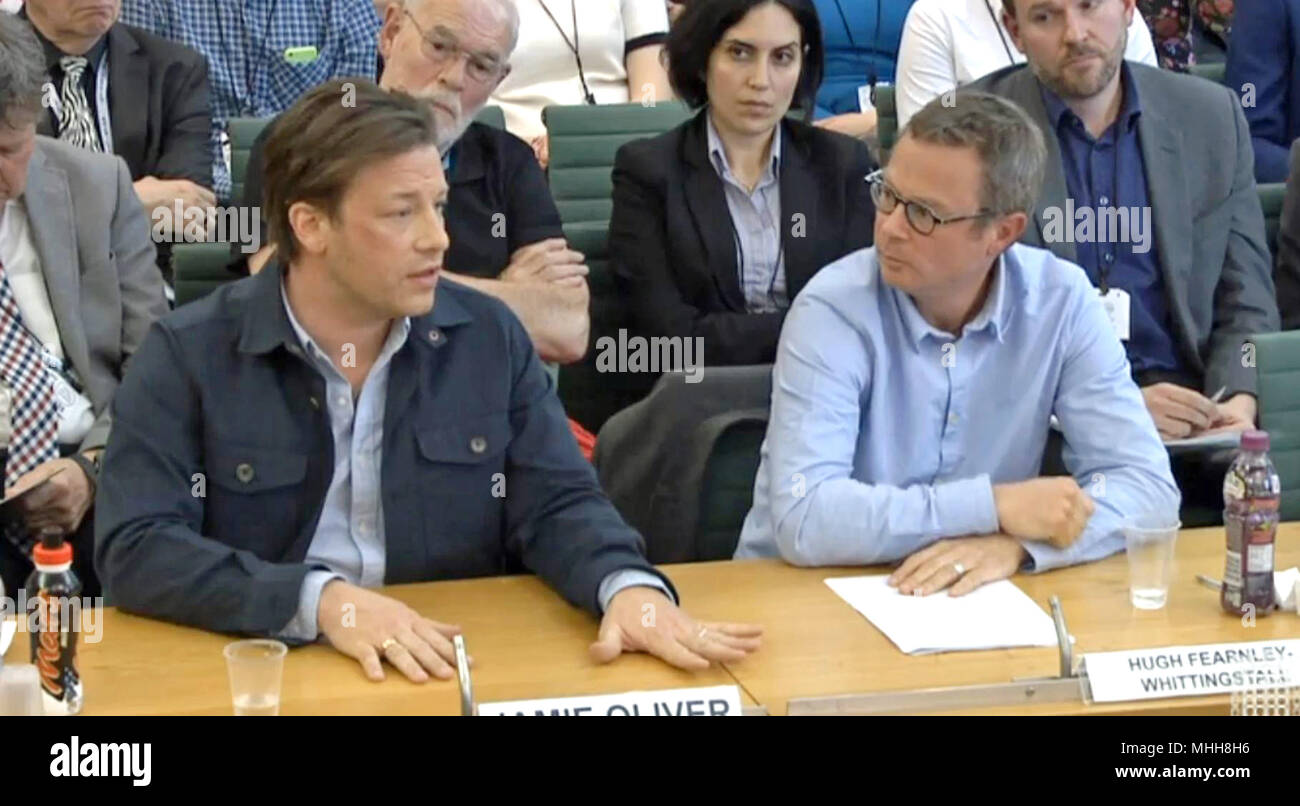 Jamie Oliver (links) und Hugh Fearnley-Whittingstall geben Hinweise auf die gesundheitlichen und sozialen Ausschuß über Fettleibigkeit bei Portcullis House in Westminster, London. Stockfoto