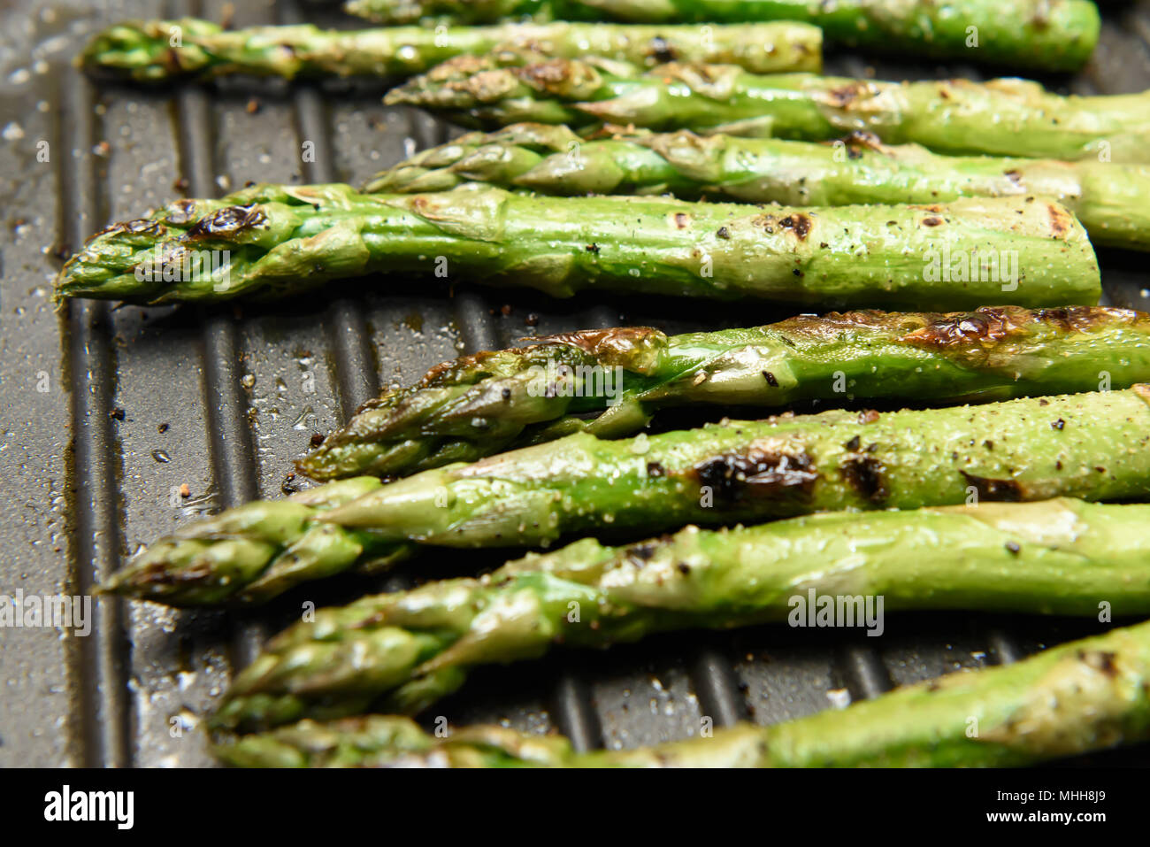 Frischer Spargel kochen auf einem bratpfanne Pfanne Stockfotografie - Alamy