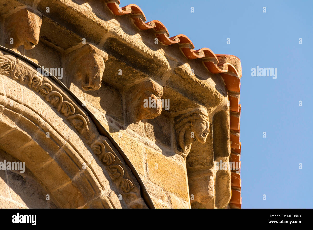 Äußere Statuen von Saint Laurent Collegiale. Auzon Dorf. Haute Loire. Der Auvergne. Frankreich Stockfoto