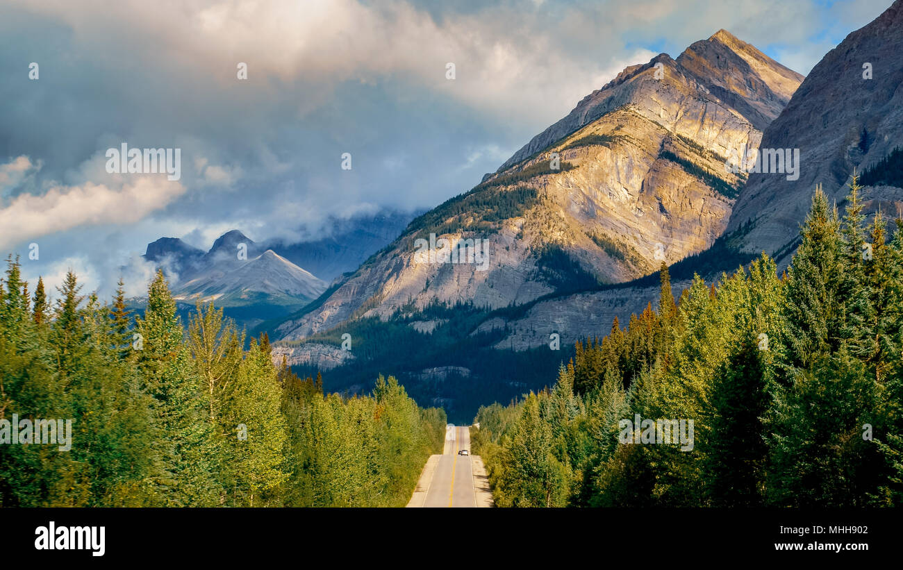 Querformat von Icefield Parkway Straße und der Kanadischen Rocky Mountains in Alberta, Kanada Stockfoto