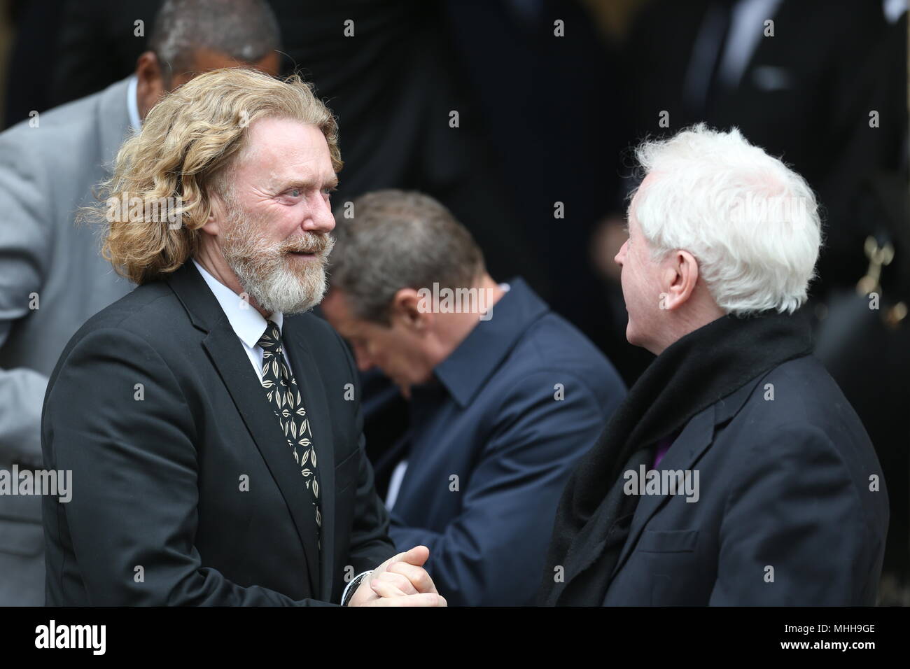 Tony Woodcock (Links), die außerhalb St Luke's und die Christ Church, London, wo die Trauerfeier für ehemalige Chelsea Spieler Ray Wilkins gehalten wird. Wilkins, der eine beeindruckende Karriere an der Stamford Bridge begann und später auch trainierte, starb 61 nach einem Herzstillstand im Alter von Stockfoto