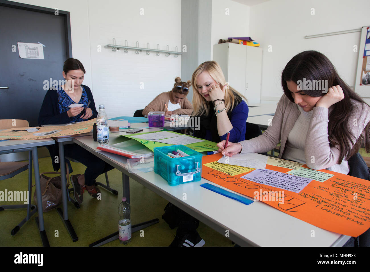 Die Berufsschüler während der theoretischen Ausbildung zur Kosmetikerin. Stockfoto