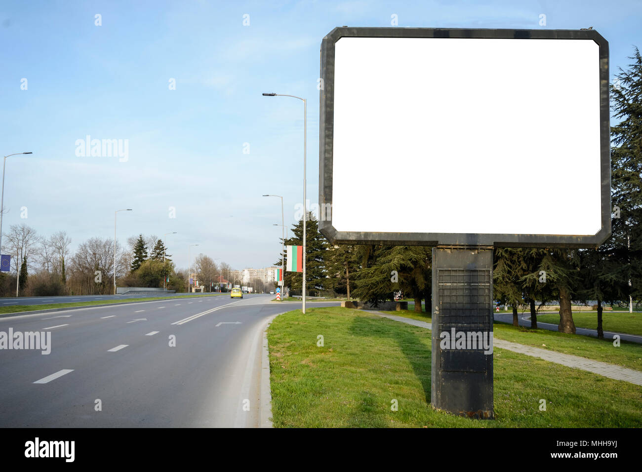 Leere Plakatwand in der Seite einer Straße, Abzweigung oder Kreuzung mit blank Billboard Stockfoto