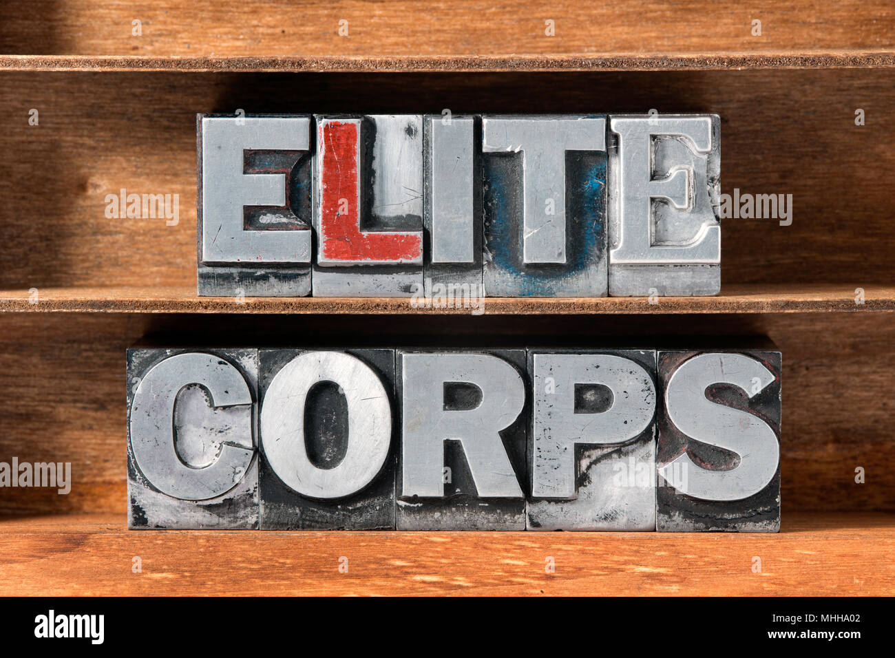 Elite corps Phrase von metallischen Buchdruck Typ auf hölzernen Schale Stockfoto