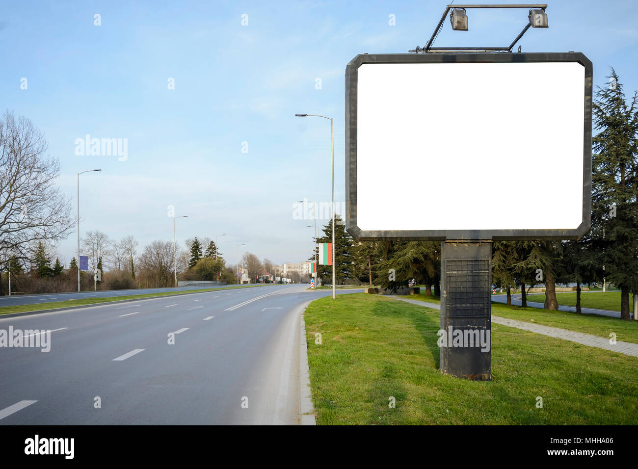 Leere Plakatwand in der Seite einer Straße, Abzweigung oder Kreuzung mit blank Billboard Stockfoto