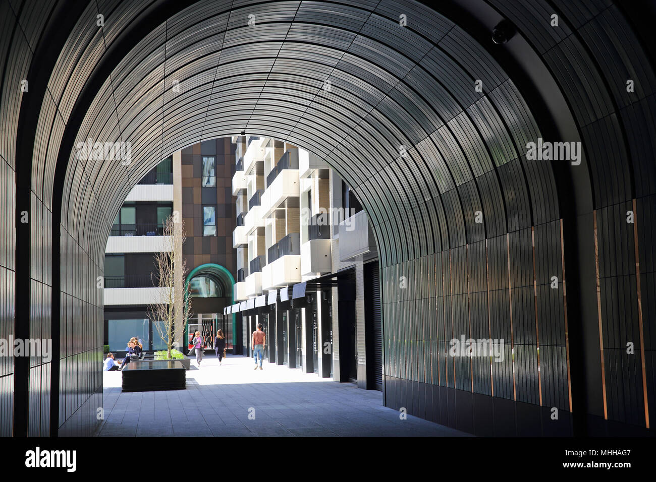 Eingang Gehweg zu den Wohnungen, Büros, und der Einzelhandel in den neuen Rathbone Square, Westminster, London W1, England, Großbritannien Stockfoto