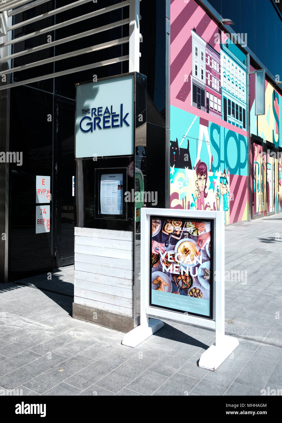 Veganes Menü außerhalb des echten griechischen Restaurant, Westfield Stratford geworben wird, East London Stockfoto