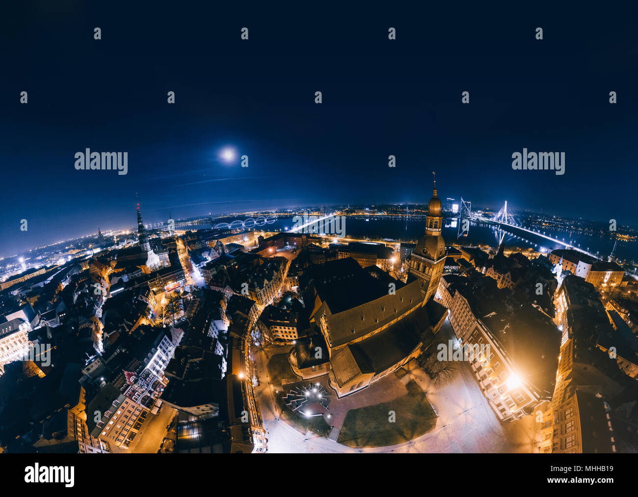 Die Altstadt von Riga Nacht Planeten. Brücke Straßen in der Stadt Riga 360 VR Drone Bild für Virtuelle Realität Stockfoto