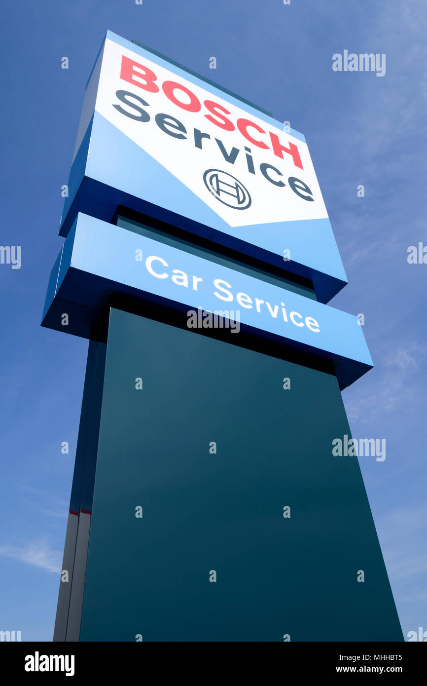 Bosch Car Service Zeichen gegen den blauen Himmel. Bosch Car Service ist ein internationaler Workshop Konzept für die Instandhaltung und Reparatur von Kraftfahrzeugen. Stockfoto