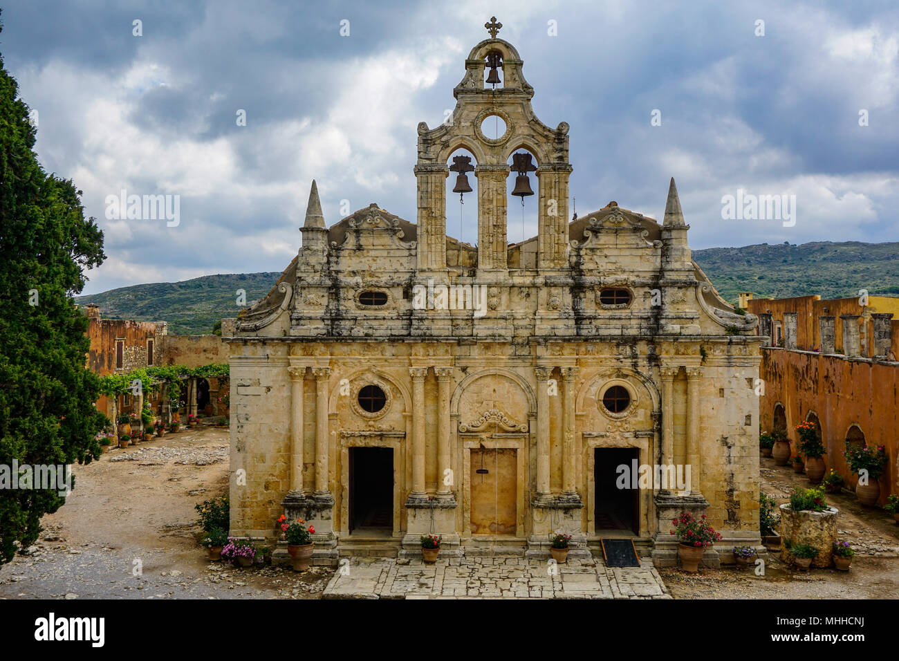 Vor der barocken venezianischen Kirche am Kloster Arkadi (Moni Arkadiou) Stockfoto