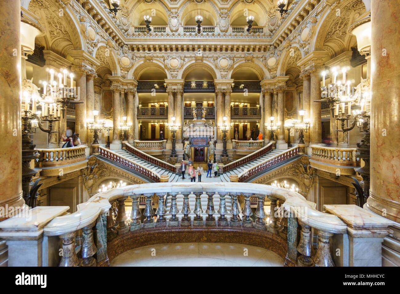 PARIS, Frankreich, 17. Mai: Nicht identifizierte Gruppe von Touristen besuchen das Innere der Opera de Paris mit Treppen, Palais Garnier, Es war von 1861 bis 1875 Am 17. Mai 2015 in Paris. Stockfoto