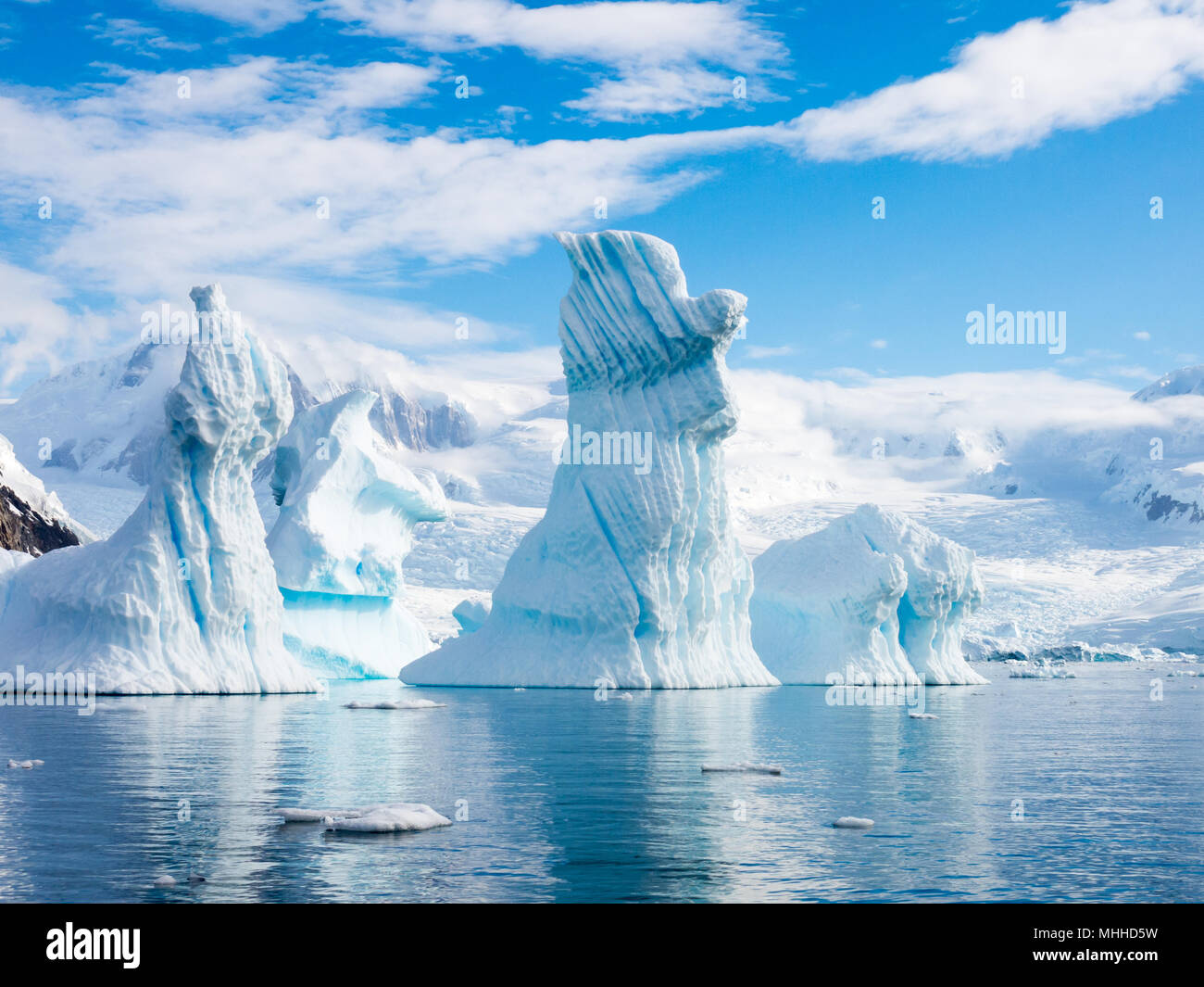 Pinnacle geformte Eisberge in Andvord Bay in der Nähe von Neko Harbour, Antarktische Halbinsel, Antarktis Stockfoto