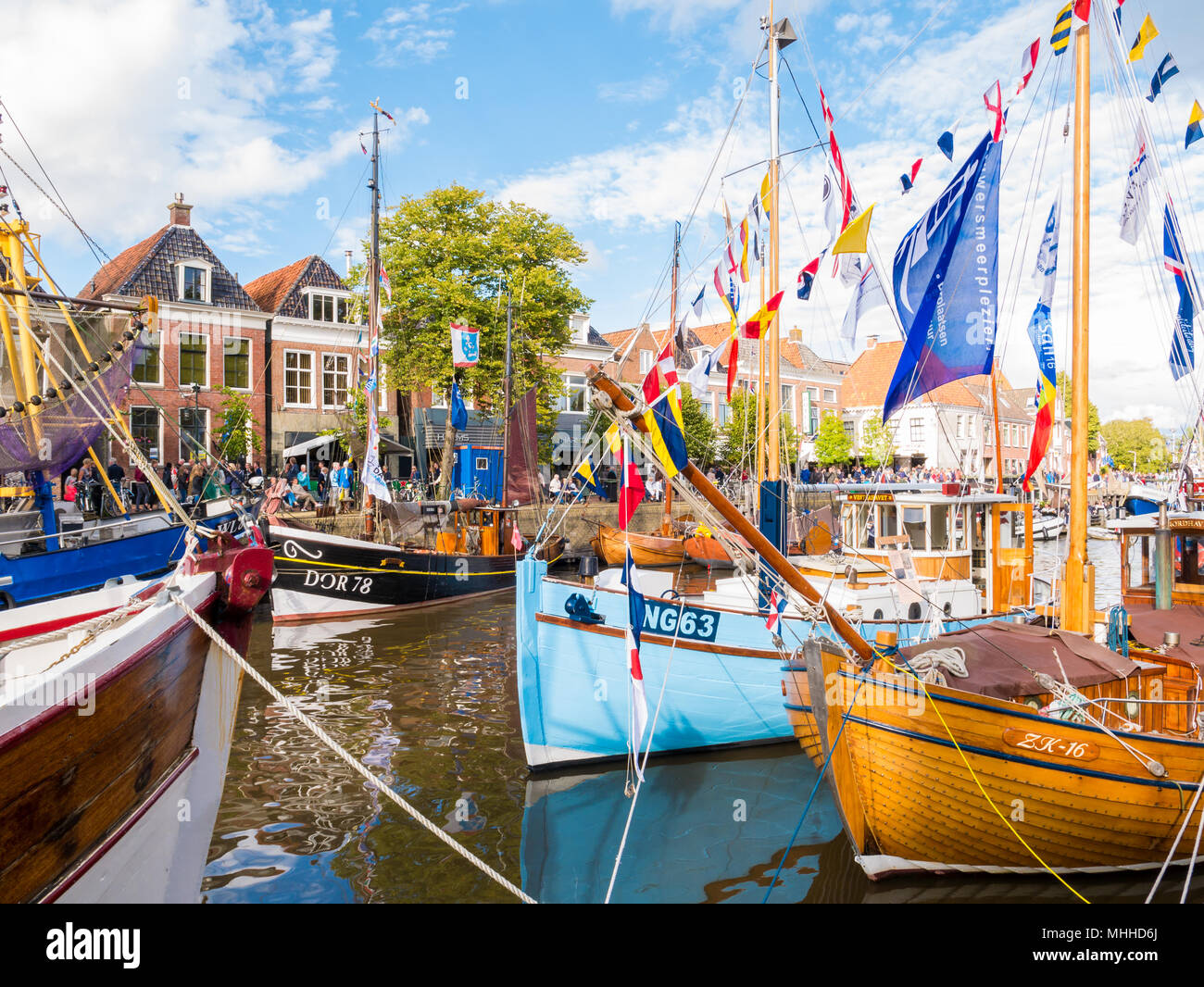 Menschen und dekorierte Boote im Hafen bei der Admiralität Tage nach Dokkum in Friesland, Niederlande Stockfoto