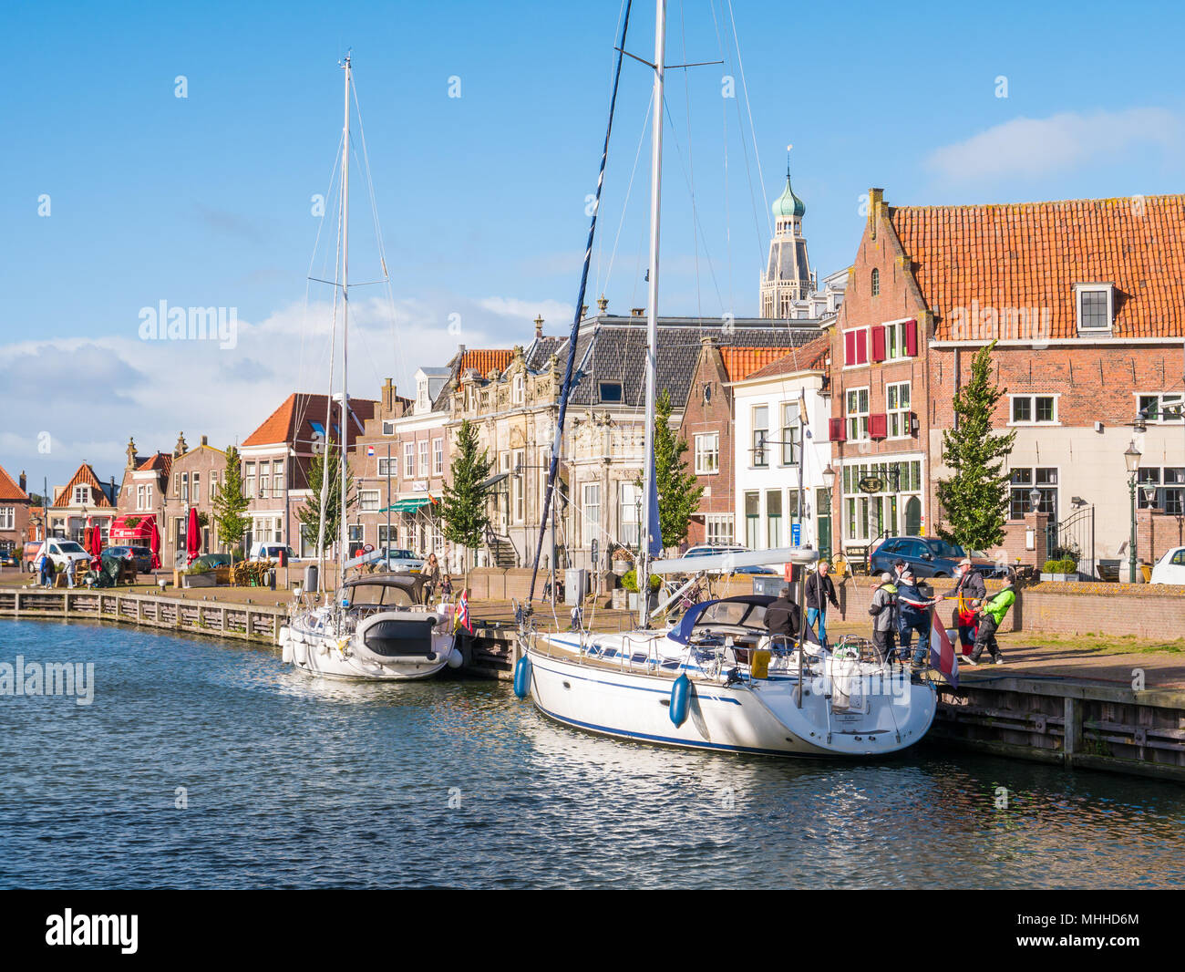 Menschen und Segelboote auf Kanal in der Altstadt von Enkhuizen, Nord Holland, Niederlande Stockfoto