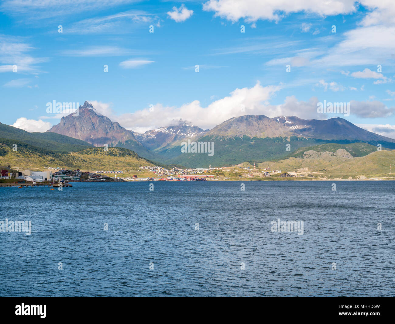 Blick auf Ushuaia und den Monte Olivia in Terra del Fuego Berge von Beagle Kanal, Argentinien Stockfoto