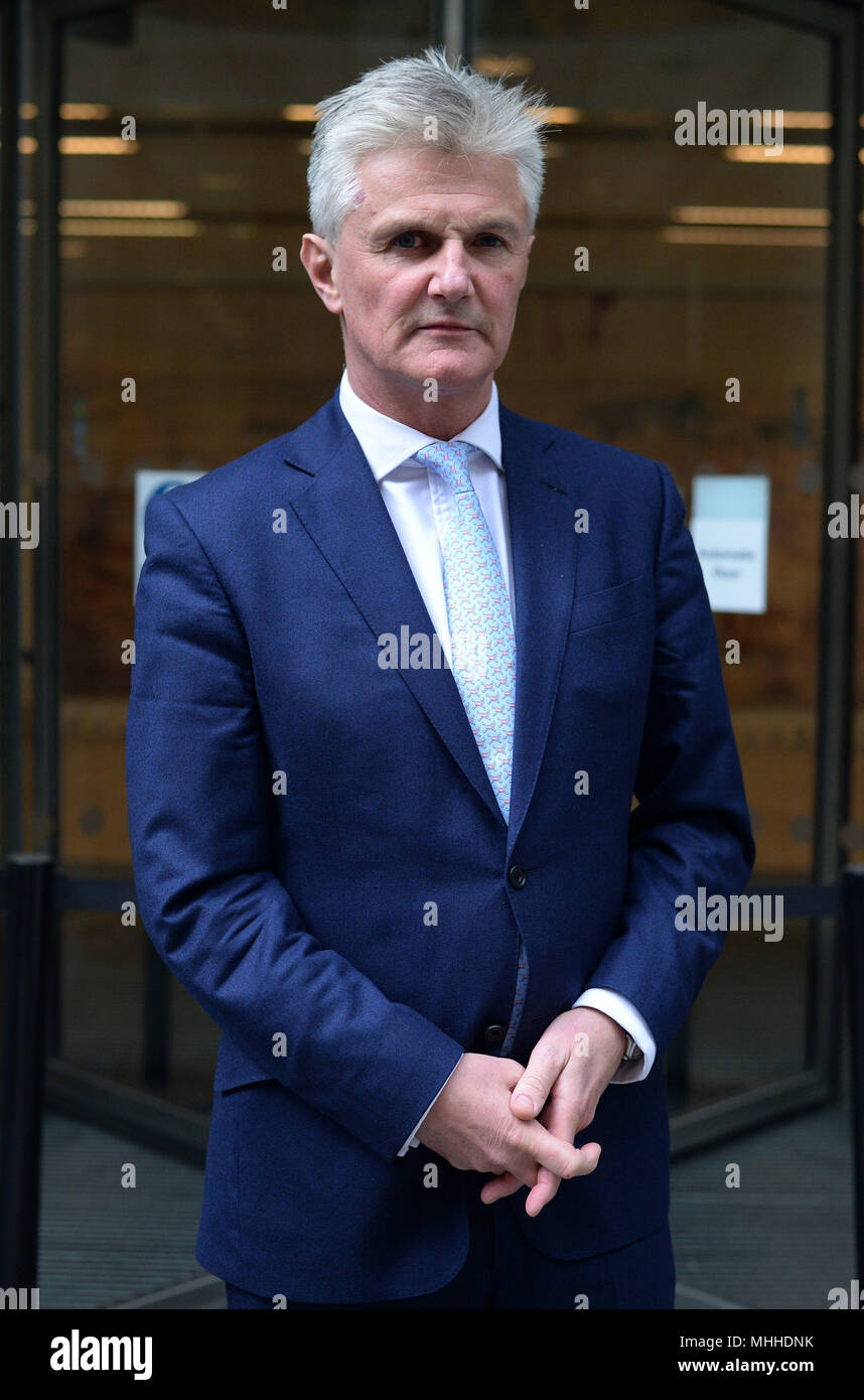 BBC-Journalist Tim Willcox außerhalb der Rollen Gebäude in London, wo er eine Herausforderung ist die Einkommensteuer und Sozialversicherung Anforderungen durch den Umsatz Ihrer Majestät und Customs (HMRC) Beamte gemacht. Stockfoto
