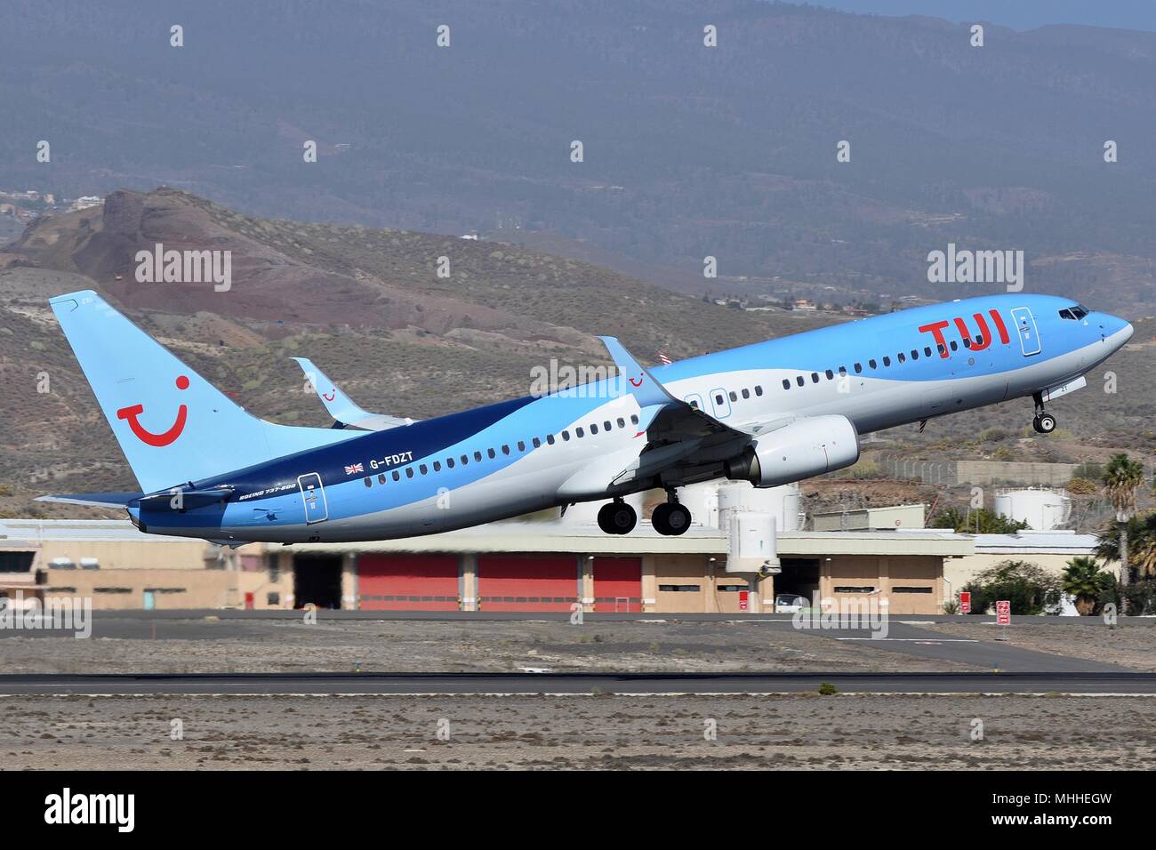 TUI AIRWAYS (UK) Boeing 737-800 (W) G-FDZT AUF TAKE-OFF VON TENERIFFA. Stockfoto