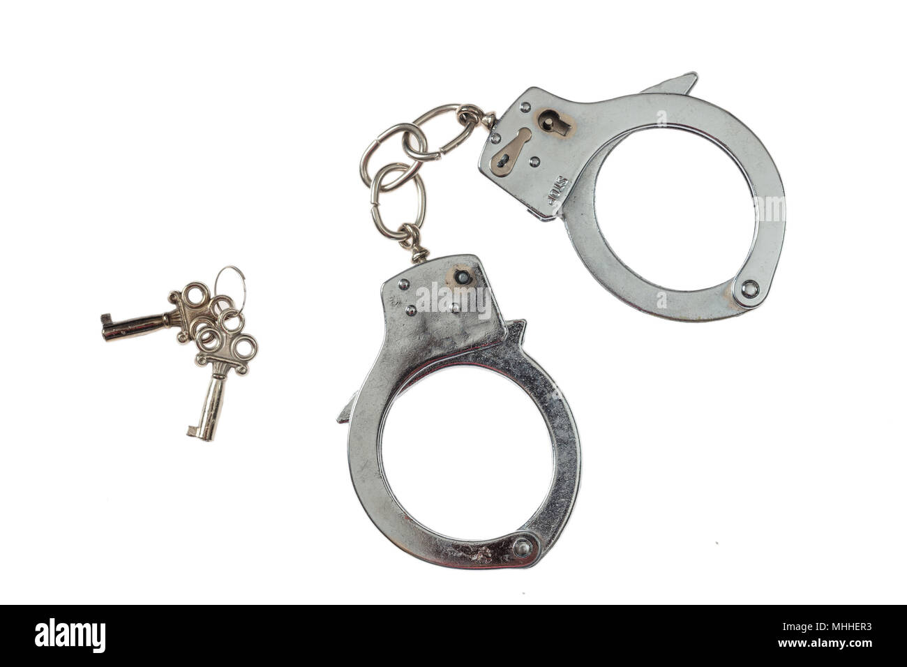 Festnahme oder bontage Konzept. Metall Handschellen gesperrt und die Tasten auf weißem Hintergrund, Ansicht von oben Stockfoto