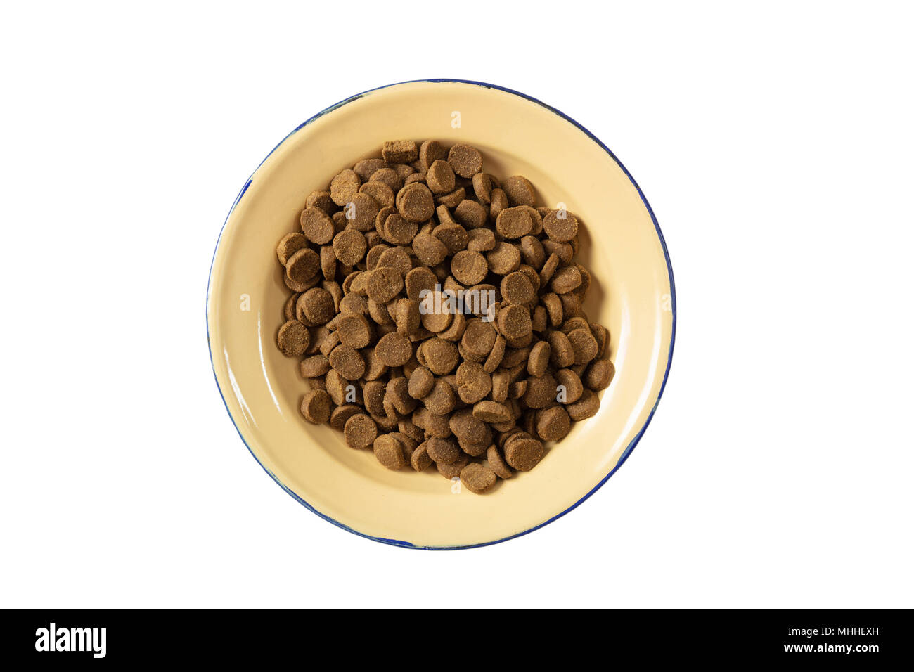 Haustiere Trockenfutter. Hunde kibble Essen in einer Metallschüssel auf weißem Hintergrund, Ansicht von oben Stockfoto