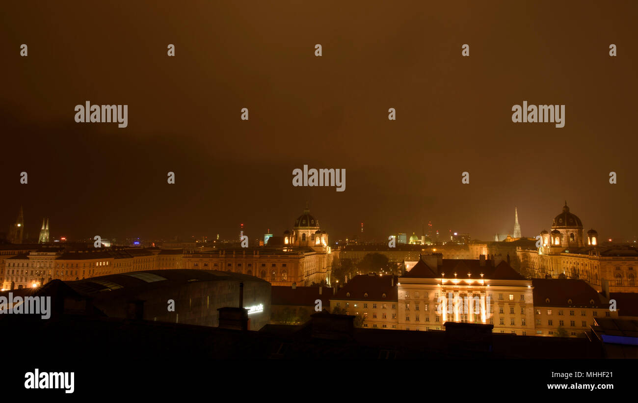 Ein Abend im Sommer Gewitter mit der Skyline der Altstadt oder die Innere Stadt in Wien, Österreich. Im Vordergrund ist das MuseumsQuartier. Stockfoto