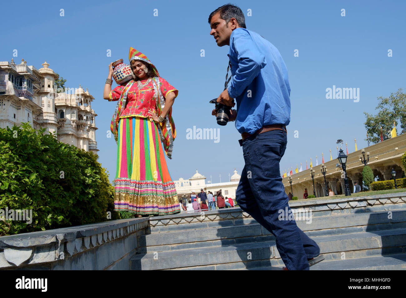 Touristen Dressing up in traditionellen Kostümen für Fotografien im City Palace. Udaipur, auch bekannt als die Stadt der Seen, das Venedig des Ostens, ist die historische Hauptstadt des Königreichs von Mewar, Rajasthan. Stockfoto