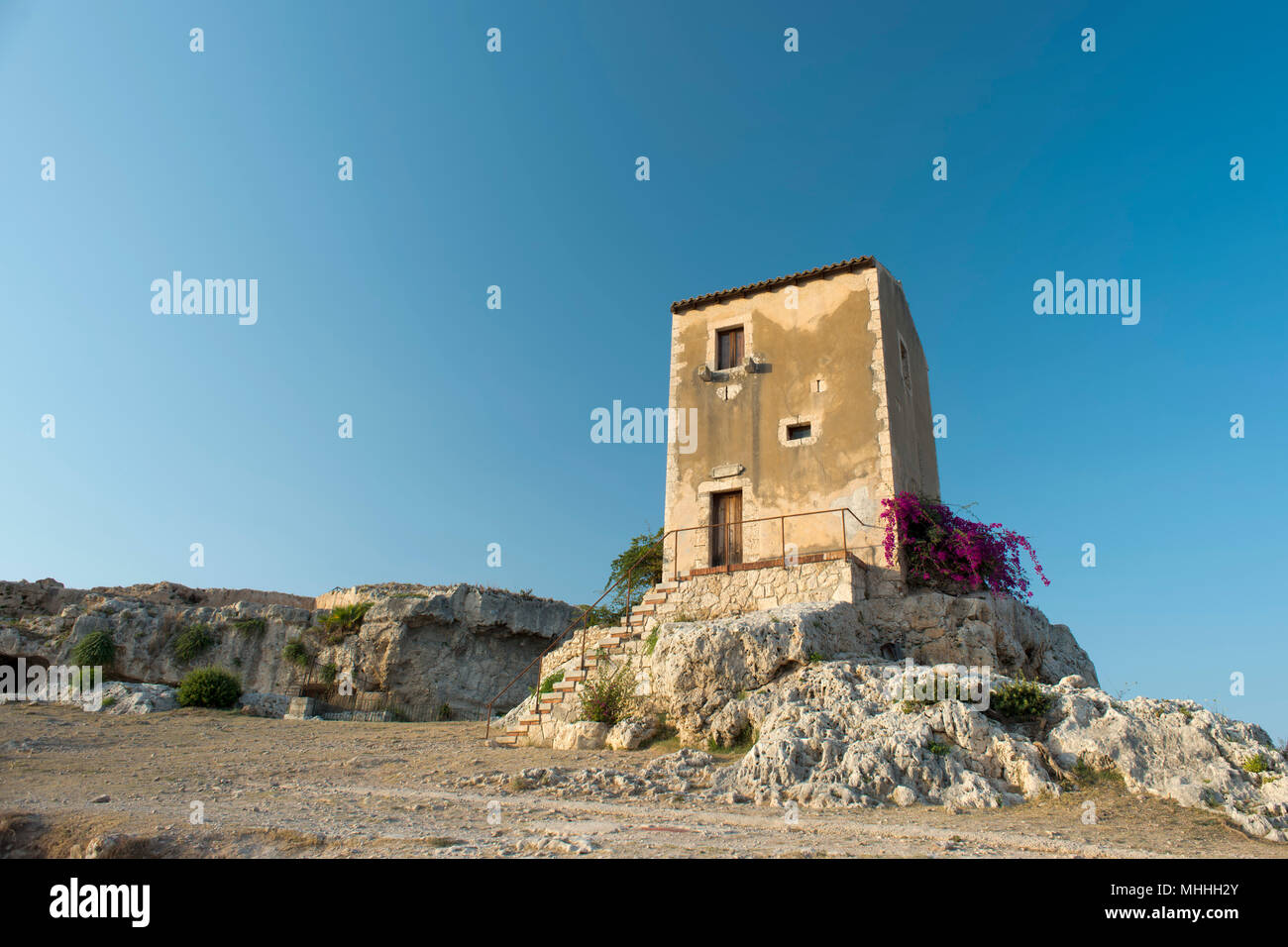 Square Altes Haus In Sizilien Auf Einem Felsen Gebaut Stockfoto