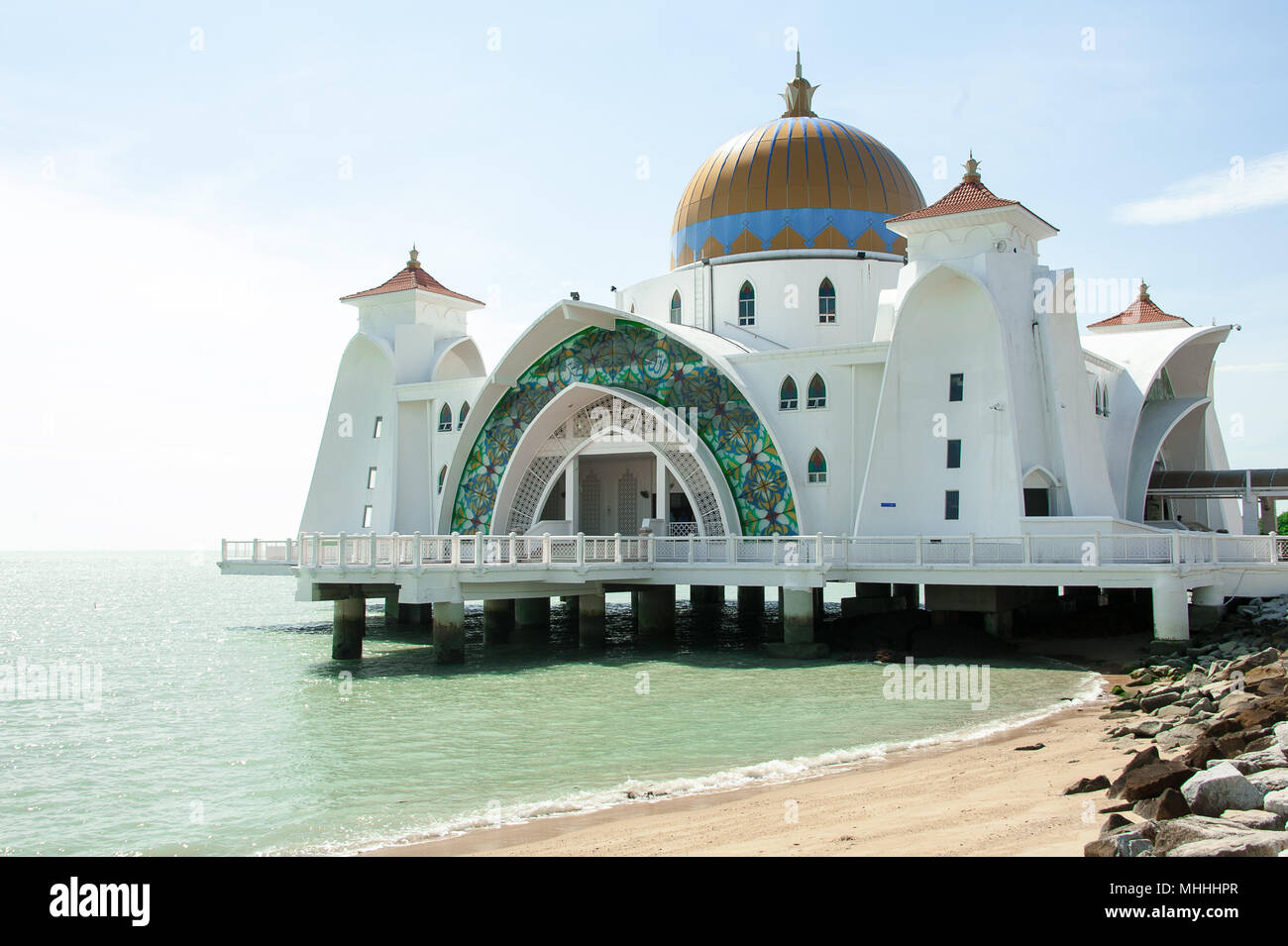 Schöne Aussicht auf die Straße von Malakka Moschee oder die schwimmende Moschee, (Masjid Selat Melaka). In der Stadt Melaka (Melacca) Malaysia Stockfoto