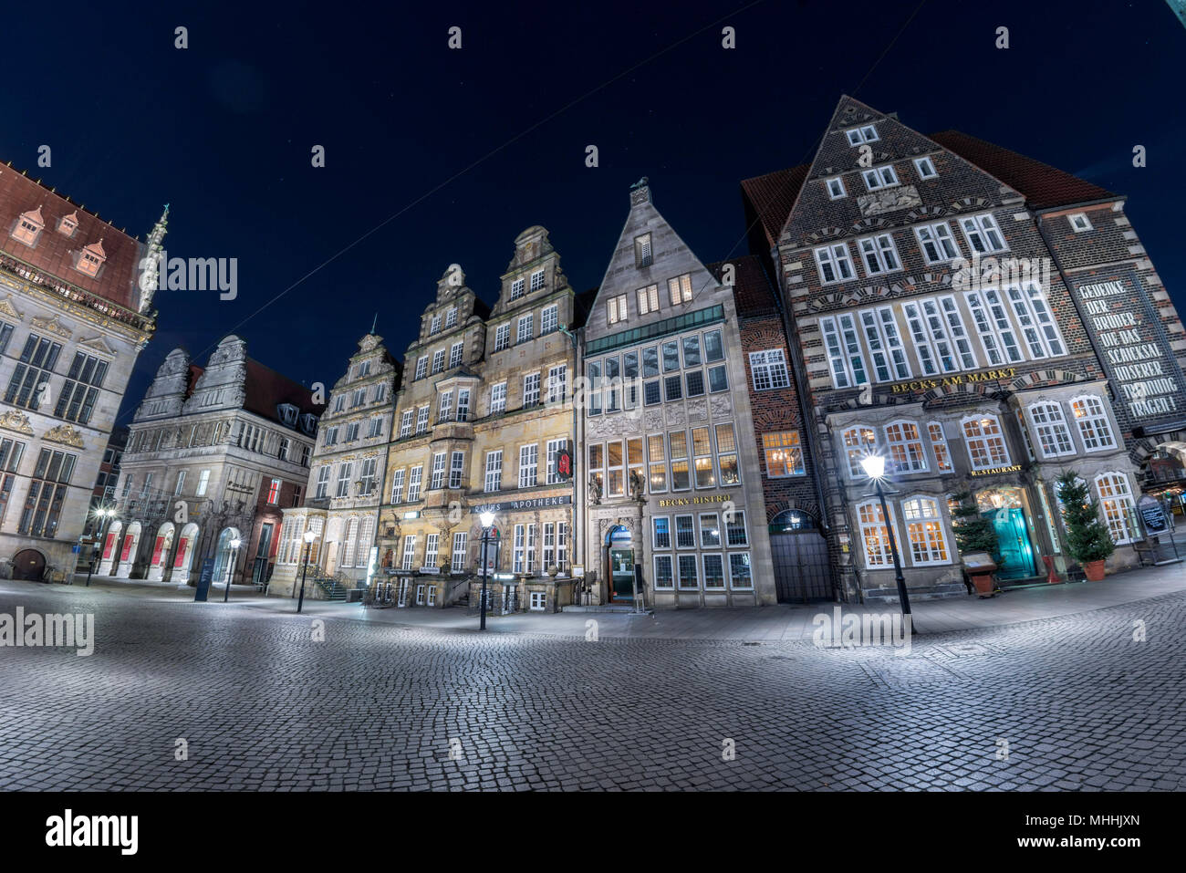 BREMEN, Deutschland - Januar, 4 2015 - Altstadt in der Weihnachtszeit mit Bremer Altstadt Altstadt Kirche Dom Rathaus bei Nacht beleuchtet Stockfoto