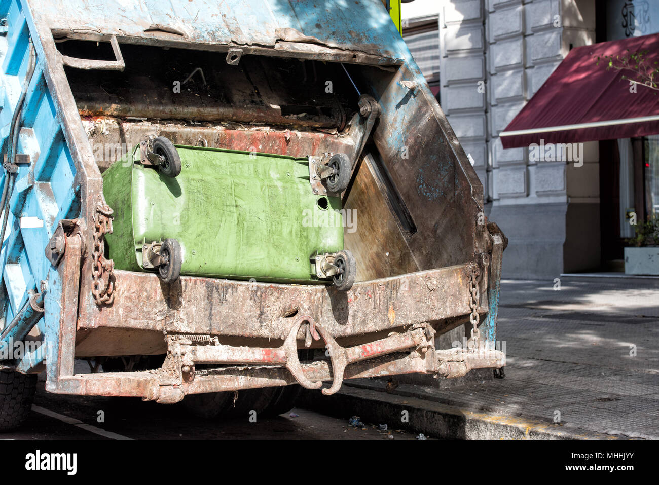 Grüne müll container in einem Müll Lkw Stockfoto