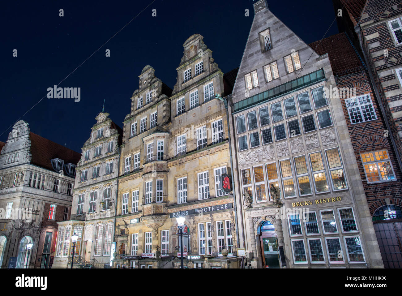 BREMEN, Deutschland - Januar, 4 2015 - Altstadt in der Weihnachtszeit mit Bremer Altstadt Altstadt Kirche Dom Rathaus bei Nacht beleuchtet Stockfoto