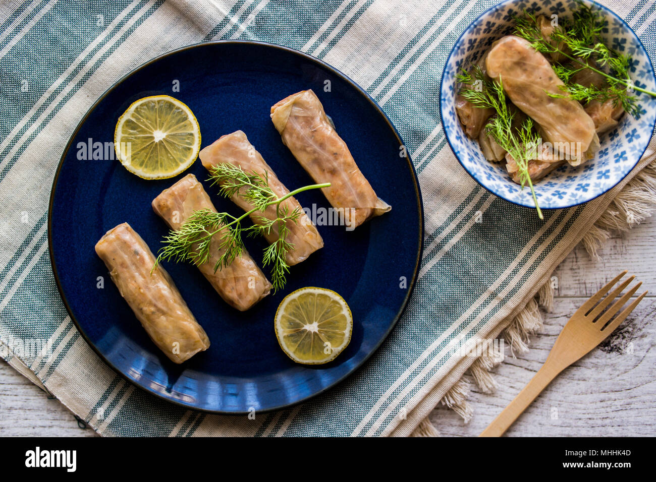 Türkische Lahana Sarmasi/Kohlrouladen in einem dunklen blauen Platte. Stockfoto