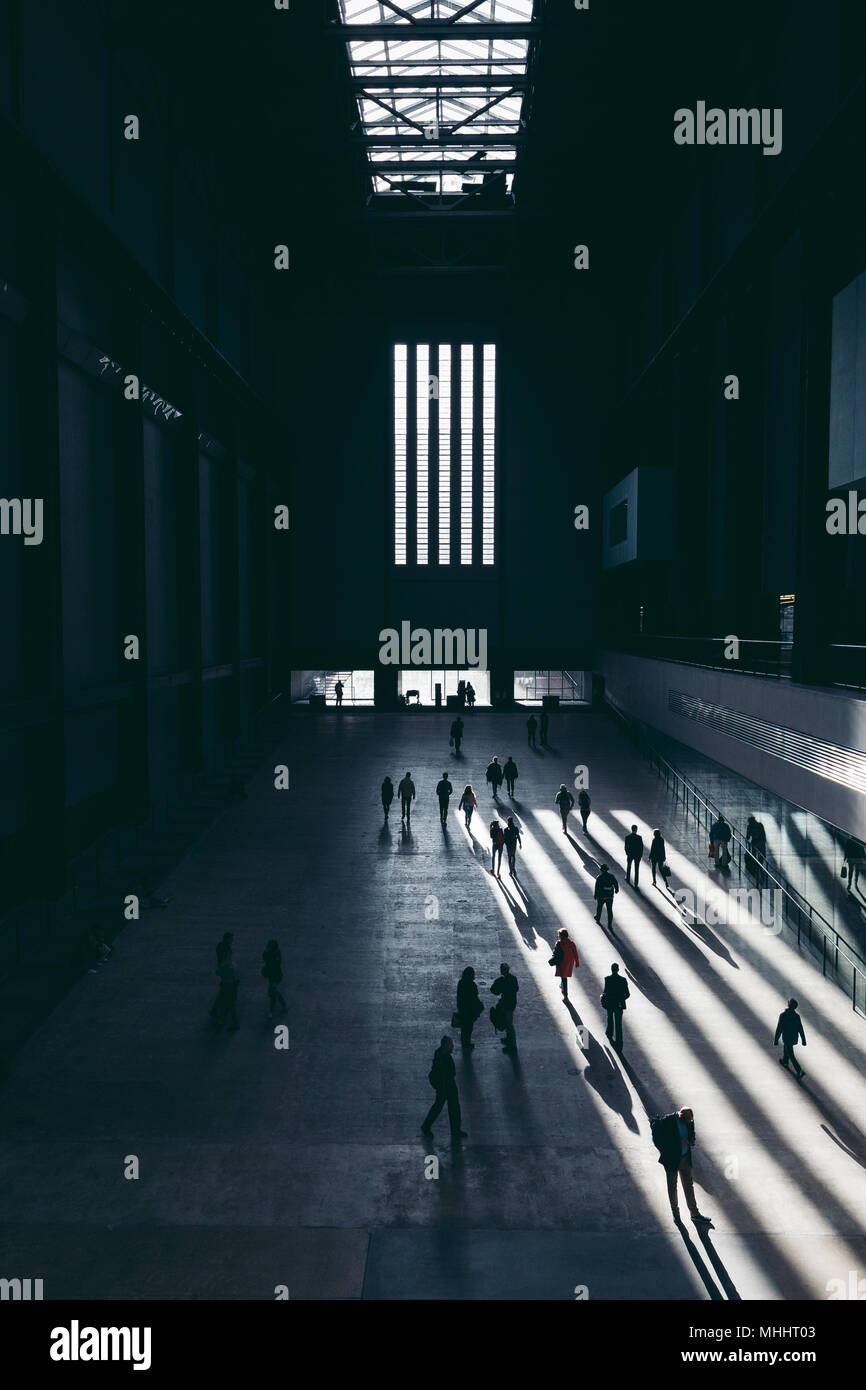 LONDON - April 26, 2018: die Menschen zu Fuß im Inneren der Turbine Hall der Tate Modern in London. Stockfoto