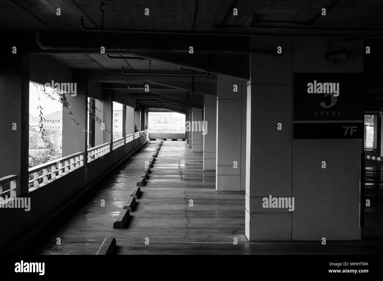 Abstrakte schwarz-weiß Bild Reihen von leeren Raum PKW-Parkplatz. Stockfoto