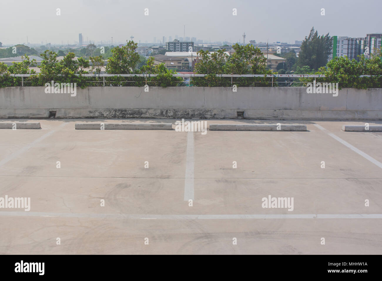 Der leere Raum von PKW-Parkplatz auf dem Dach Boden von Gebäuden. Stockfoto