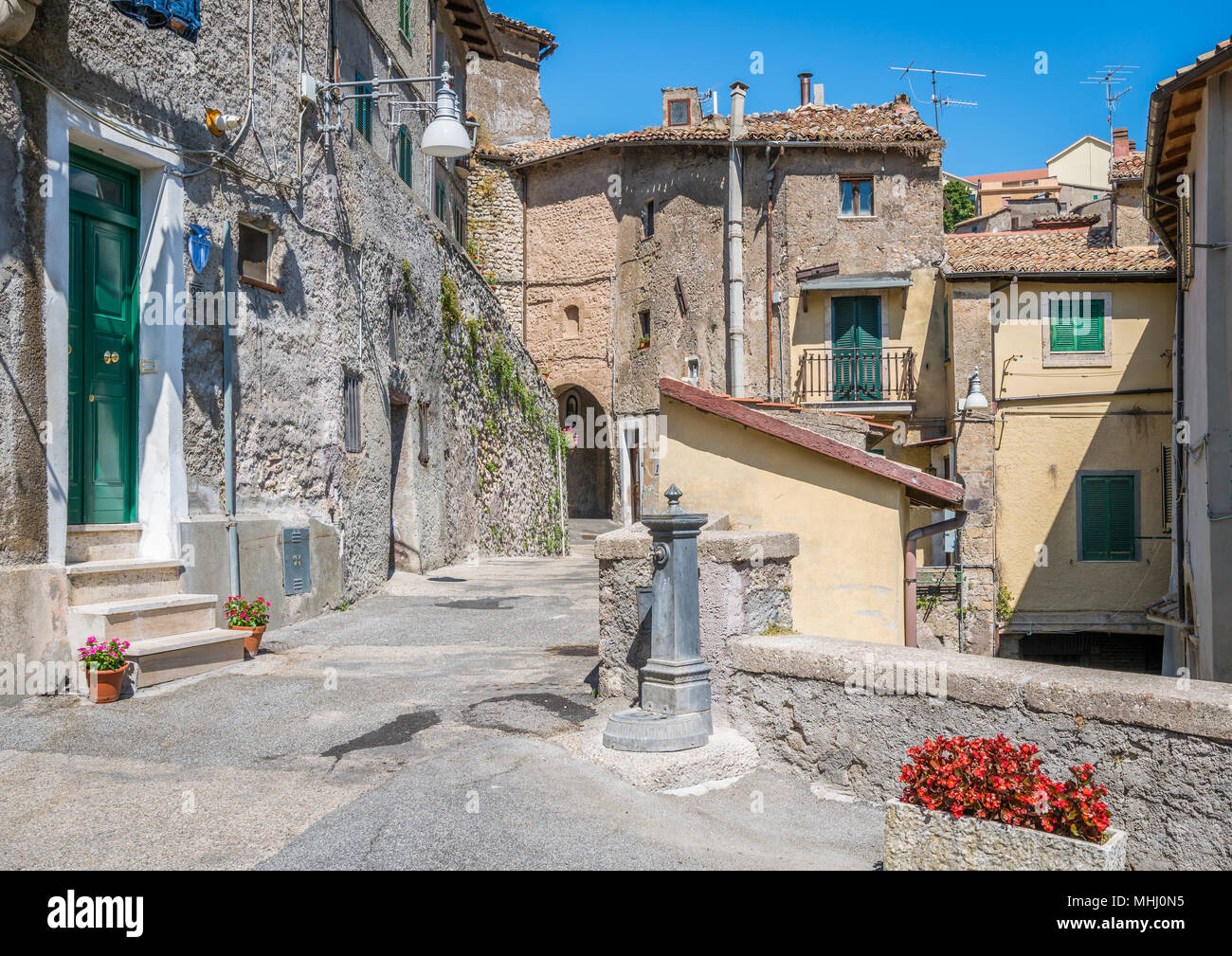 Subiaco Altstadt in einem Sommermorgen, Provinz Rom, Latium, Italien. Stockfoto